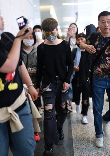 曾轶可机场事件过后家庭背景被曝光网友难怪这么嚣张