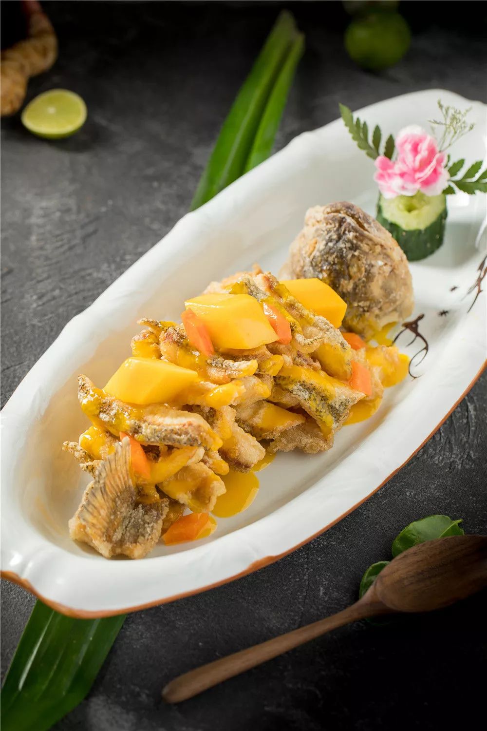 颜值清新色彩鲜艳的酸甜芒果鱼,鲈鱼外皮煎至金黄酥脆