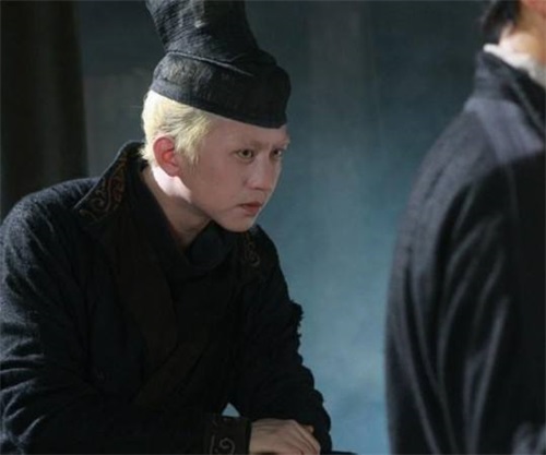 但是邓超在扮演太监后,整体形象气质却大变,白头发,气质妖艳,眼神阴测