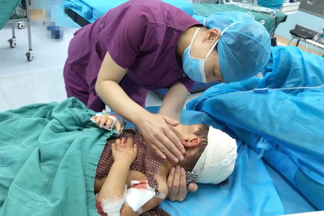 神经外科一位2岁小女孩因头皮外伤需要手术,来到手术室,进入陌生的
