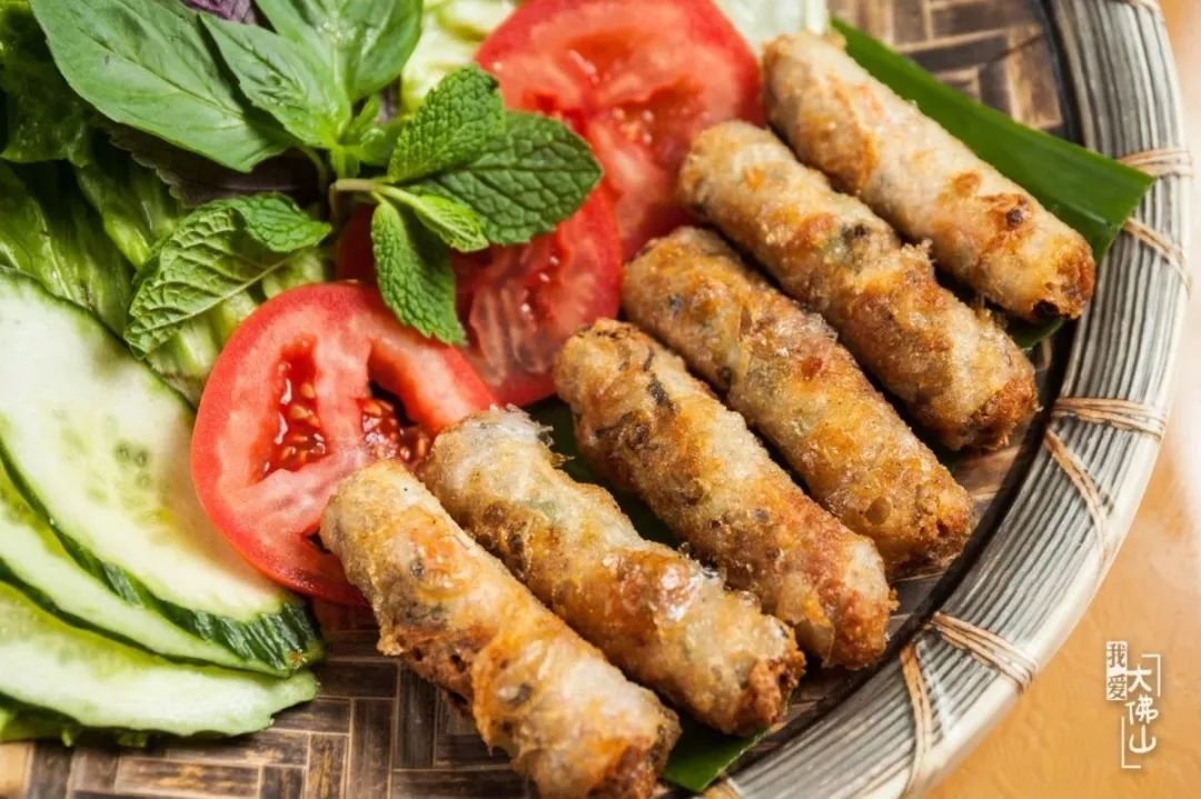 手工越南春卷 推荐指数: 小小的一个春卷 里面 满满地包着芋泥,粉丝