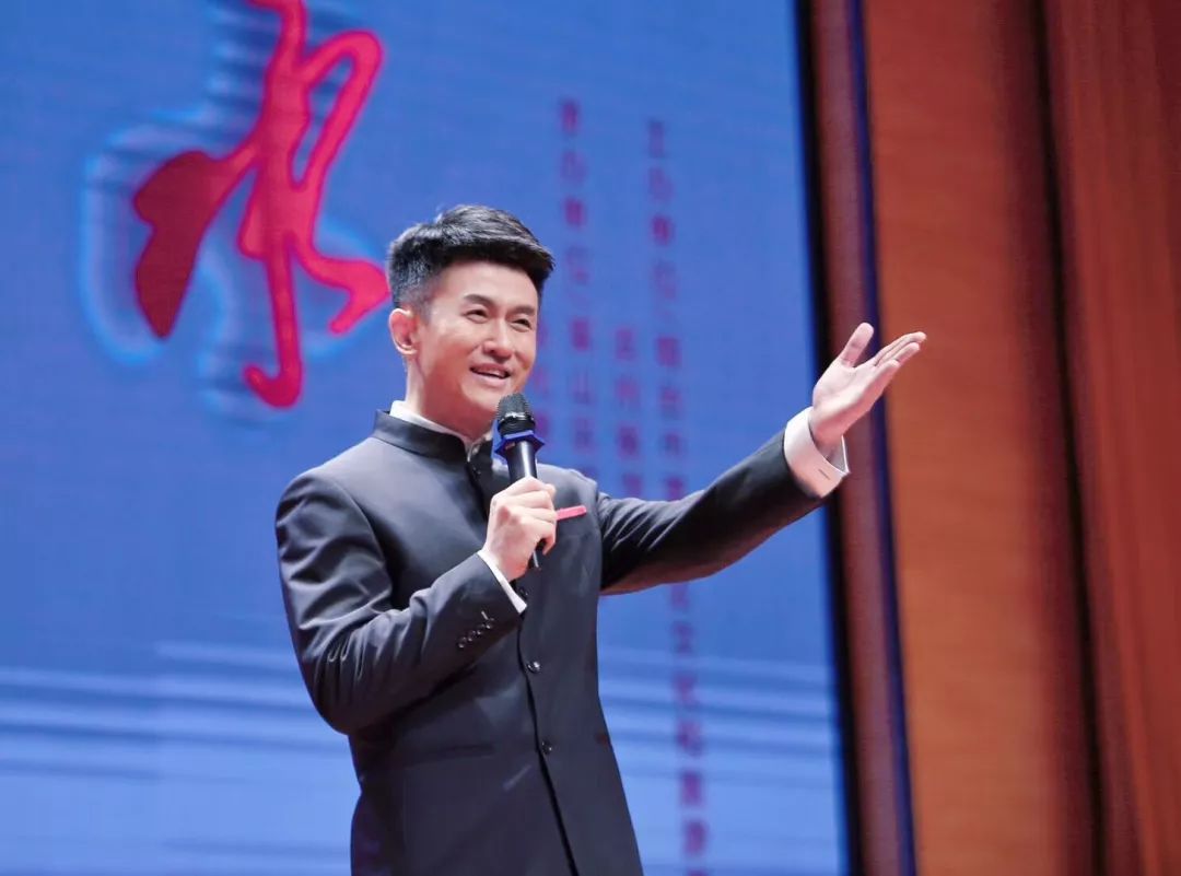 主持人扬光普赵悦读会创始人,烟台慈善爱心大使,多栖演员赵扬老师首先