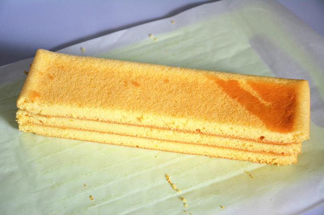 13,蛋糕胚切成三等份的长条.