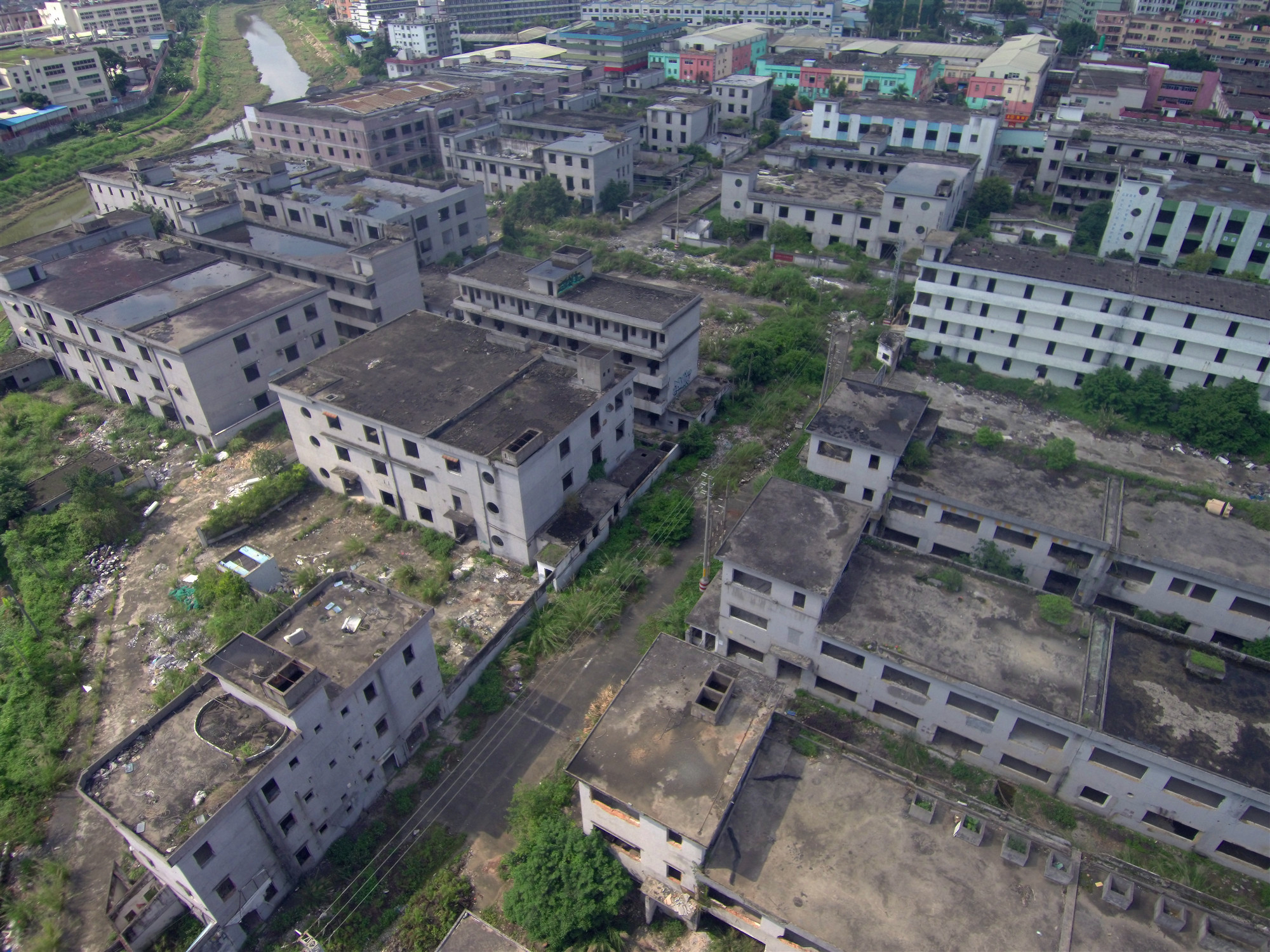 航拍图片东莞废弃工业城人去楼空感觉荒野