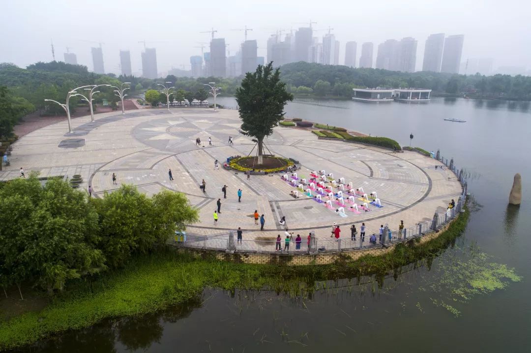 2019年6月21日,瑜伽愛好者在江蘇泰州市天德湖公園練習瑜伽(無人機