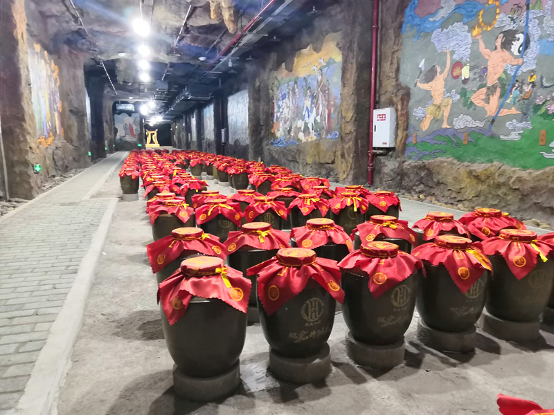 地理优势及水土特征,循古法工艺翻蒸,遵纯粮固态酿造,载伏羲文化传承