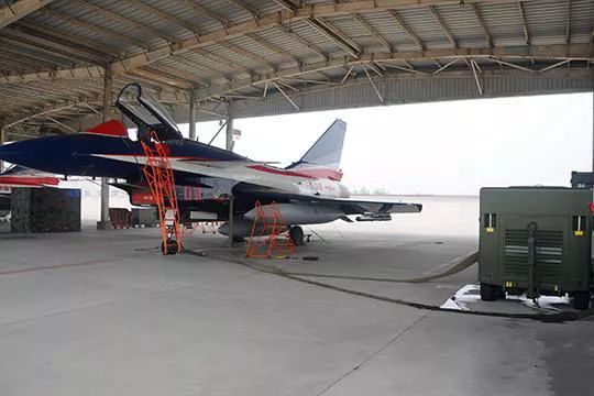 歼-10战机电源车供电通常情况下,发动机启动有地面地源供电,紧急情况