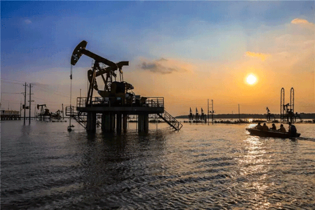 抽油机如灯塔般耸立在这水色氤氲间日月星辰朝朝▼在她的在她的春夏