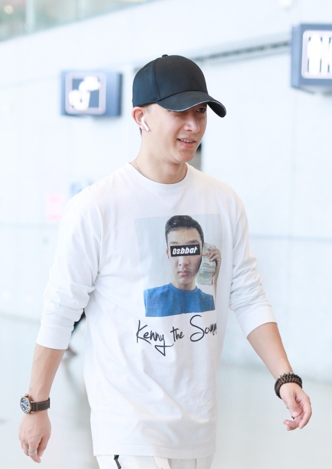 6月24日下午,韩庚素颜现身机场.