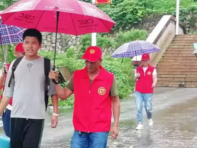 公益英都义工为学子们参加中考保驾护航