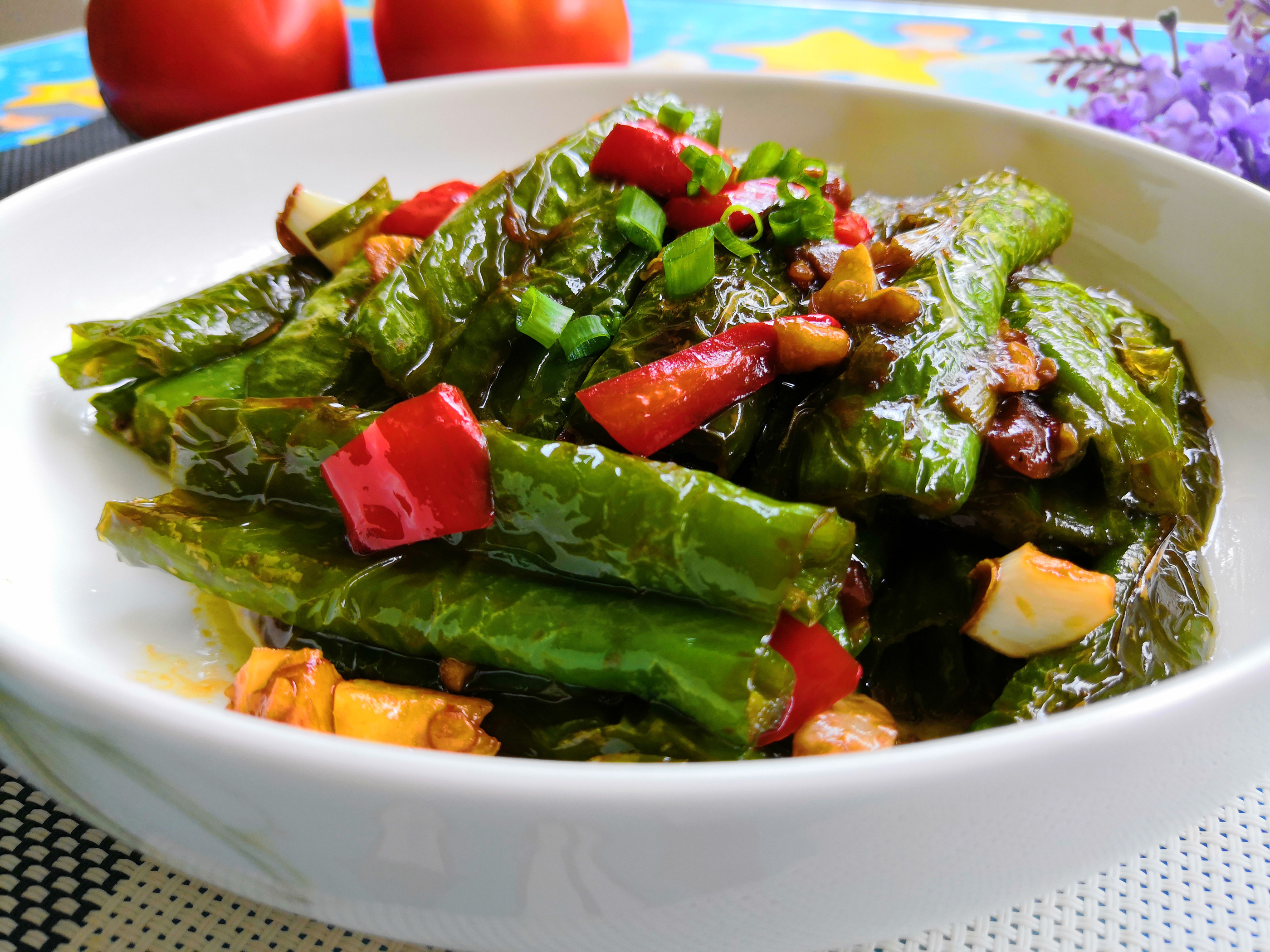 虎皮尖椒是一道四川的传统名菜,属于川菜,以尖椒,葱,姜,蒜, 蚝油 ,盐