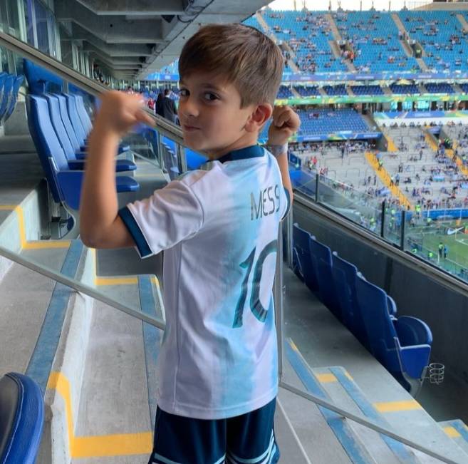 阿根廷晋级1/4决赛,蒂亚戈手指老爸梅西名字庆祝