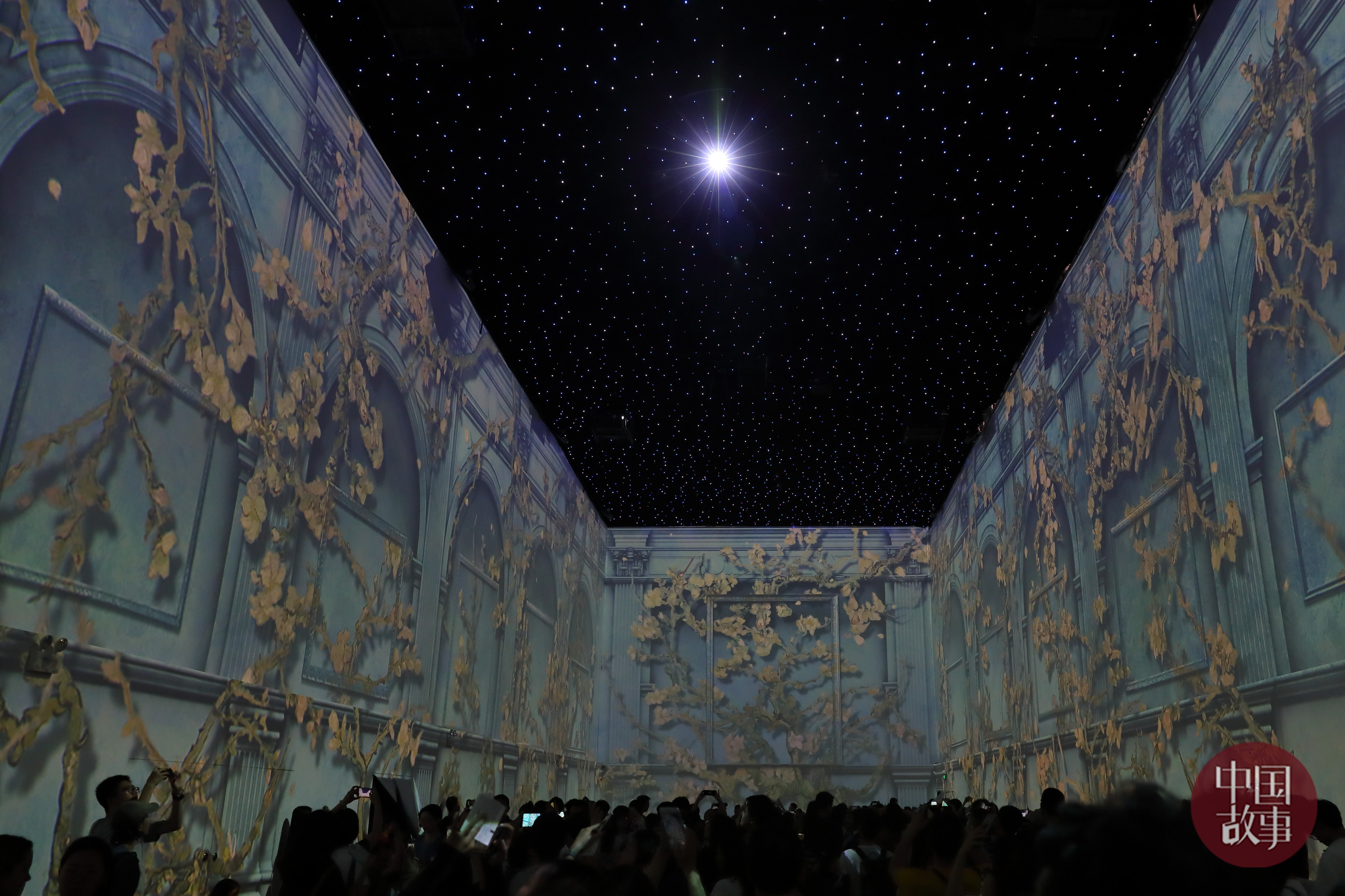 梵高艺术沉浸式体验展亮相北京梵高作品肖像悉数复活