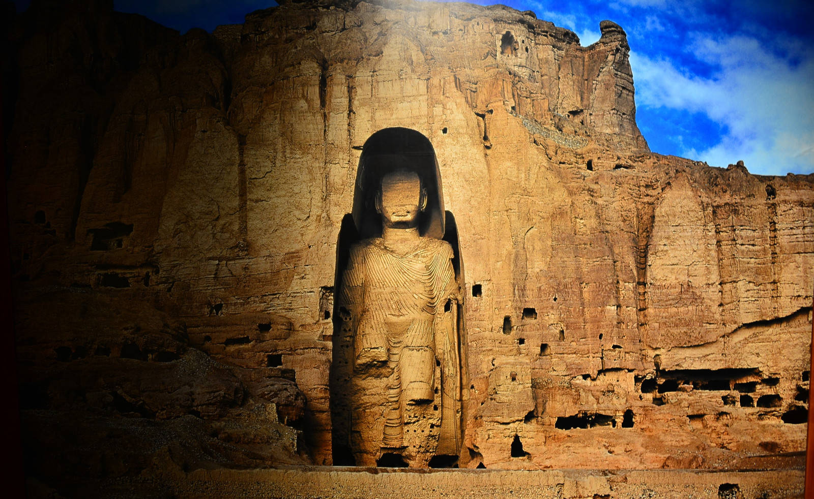 世界闻名的具有2000年历史的世界最高的石雕立式佛像——巴米扬大佛!