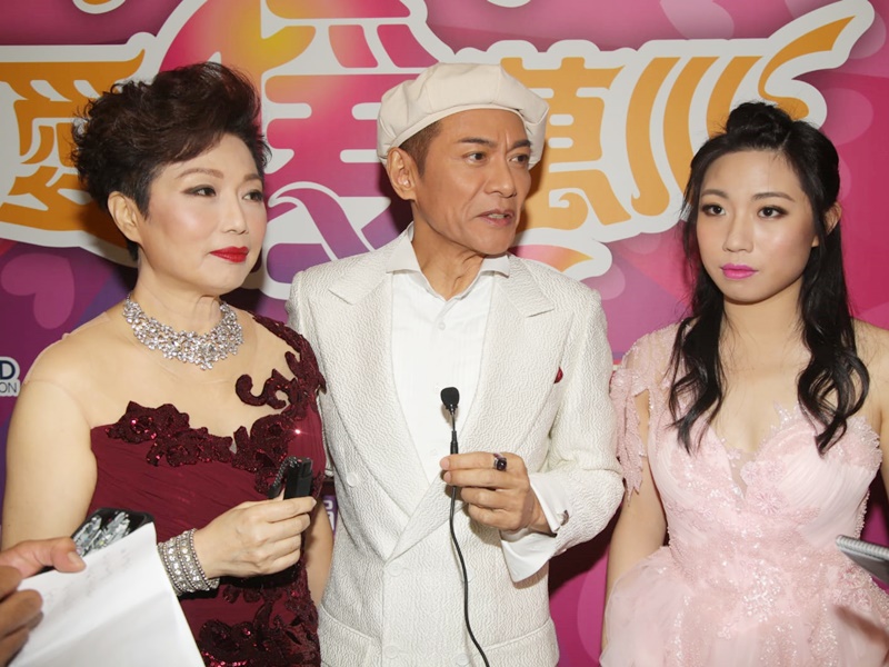 原创57岁江华携妻女亮相,曾是刘德华的接班人,24岁女儿已经亭亭玉立