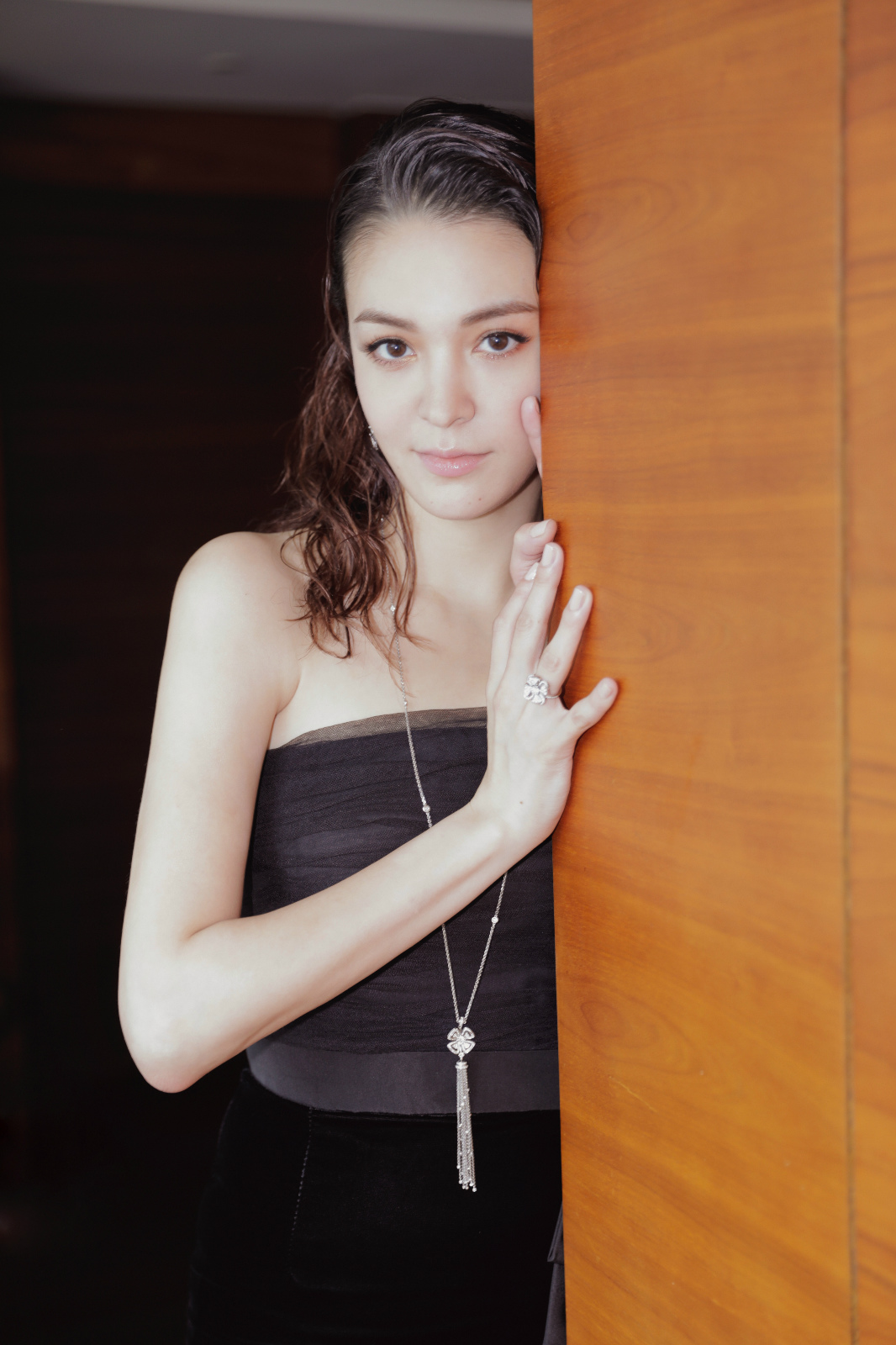 好忙张榕容惊艳亮相上影节发布会红毯颁奖实力兼顾