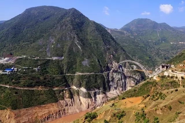 跨漾濞江,銀江,瀾滄江,穿大柱山後至保山市,再經怒江,高黎貢山,終到