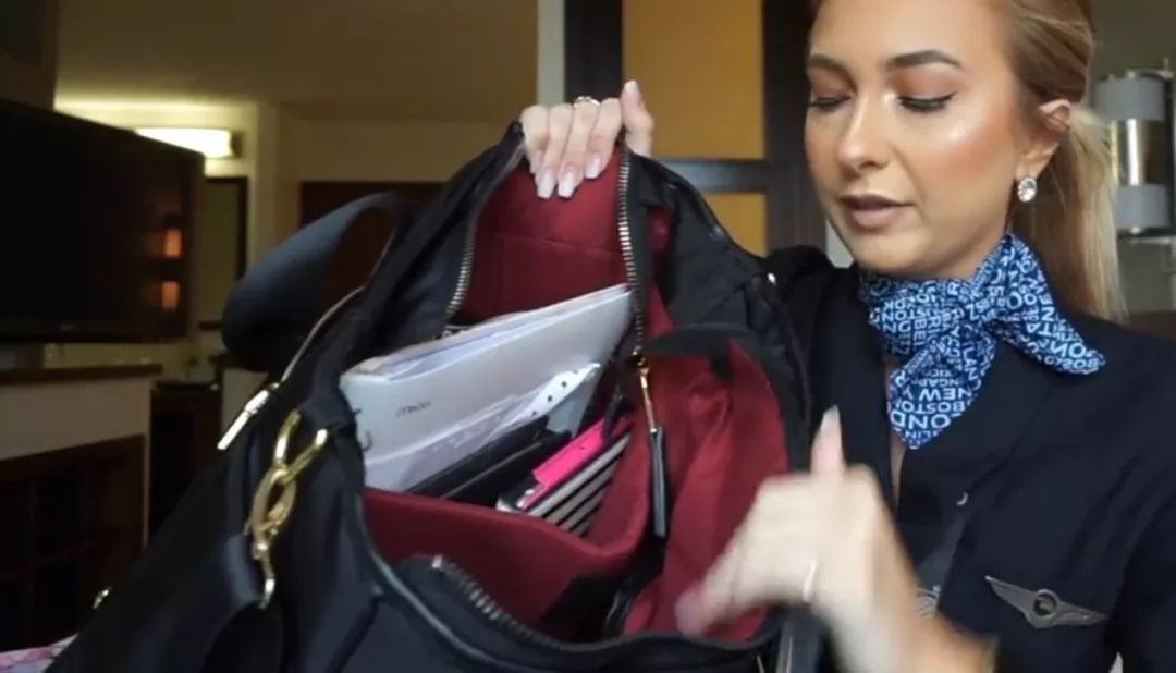 解密空姐的箱包里都装着些什么宝贝