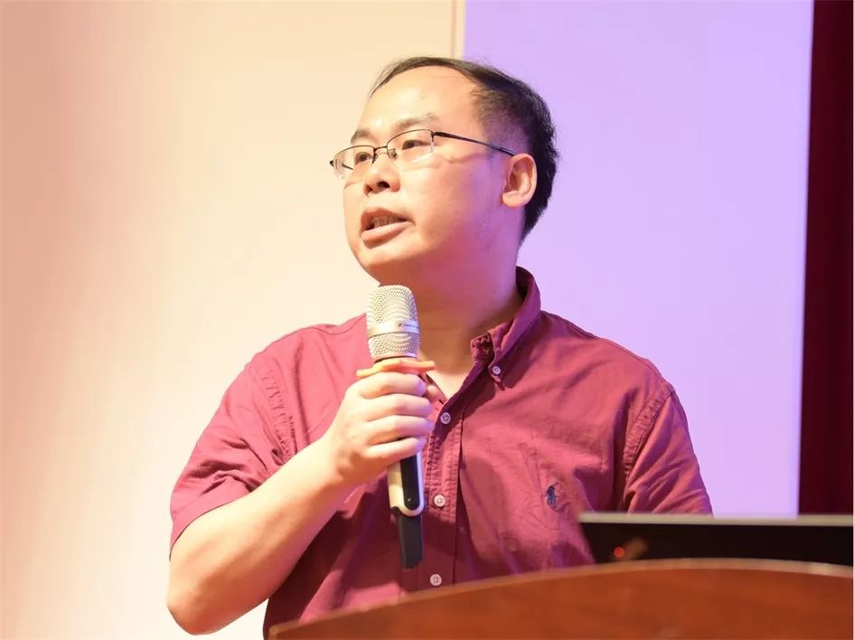 会长19日主题报告分别由《水泥》杂志的王新频先生和蔡成军先生主持