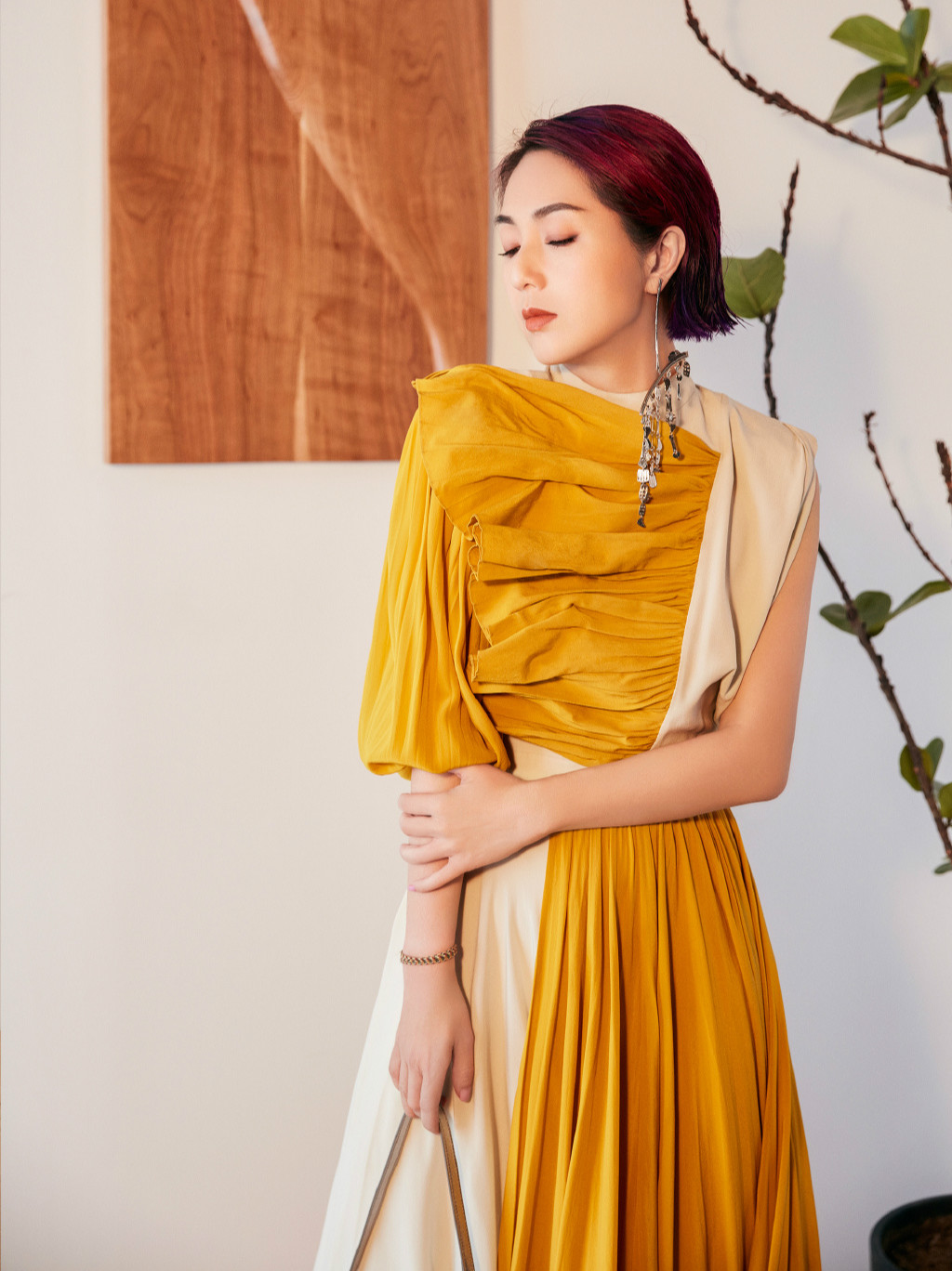 杨千嬅终于高调!拼接连衣裙配紫色短发,45岁依旧美得很优雅