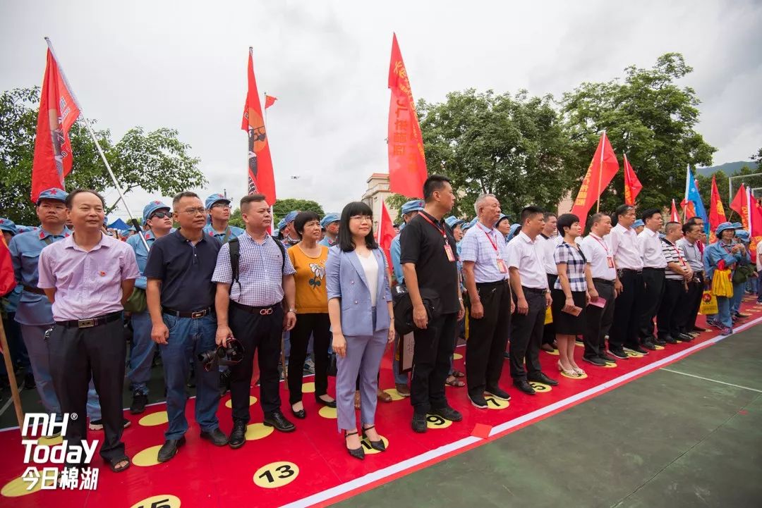 领导嘉宾分别上台致辞,紧接着领导嘉宾鸣笛启动,广东揭西"火炬村"红色