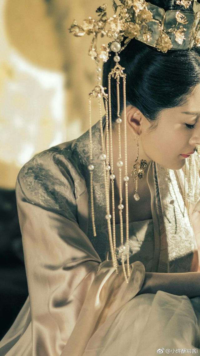 原创头戴步摇的明星唐嫣的霸气杨颖的可爱杨幂华丽你最喜欢谁