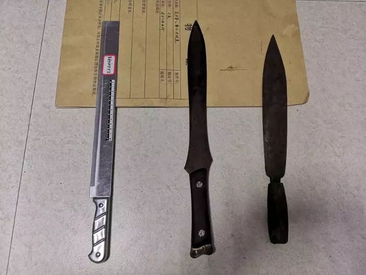 自弯镇学校附近的一个停车坪里,20多个懵懂少年在这里挥舞棍棒和砍刀