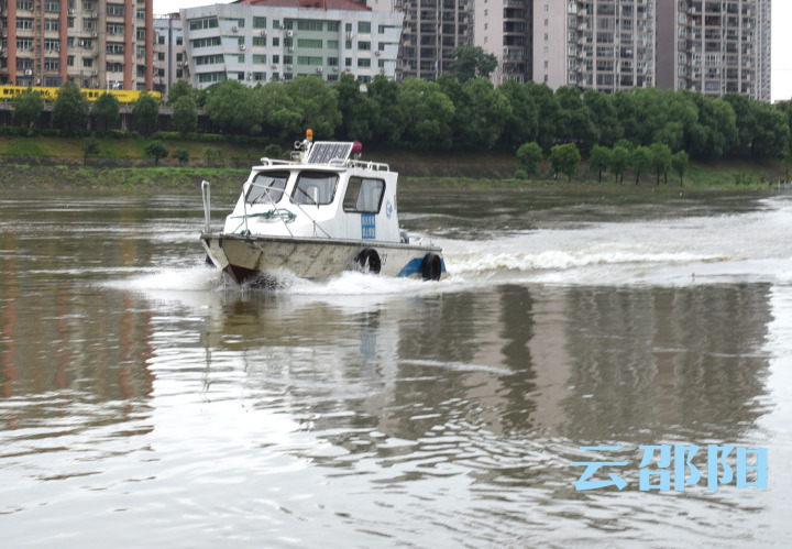 水文监测船在资江河上监测水位流量