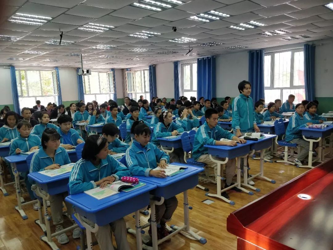 好多名字映入脑海,一下子把我之前立下的保持严肃,不能对学生笑的