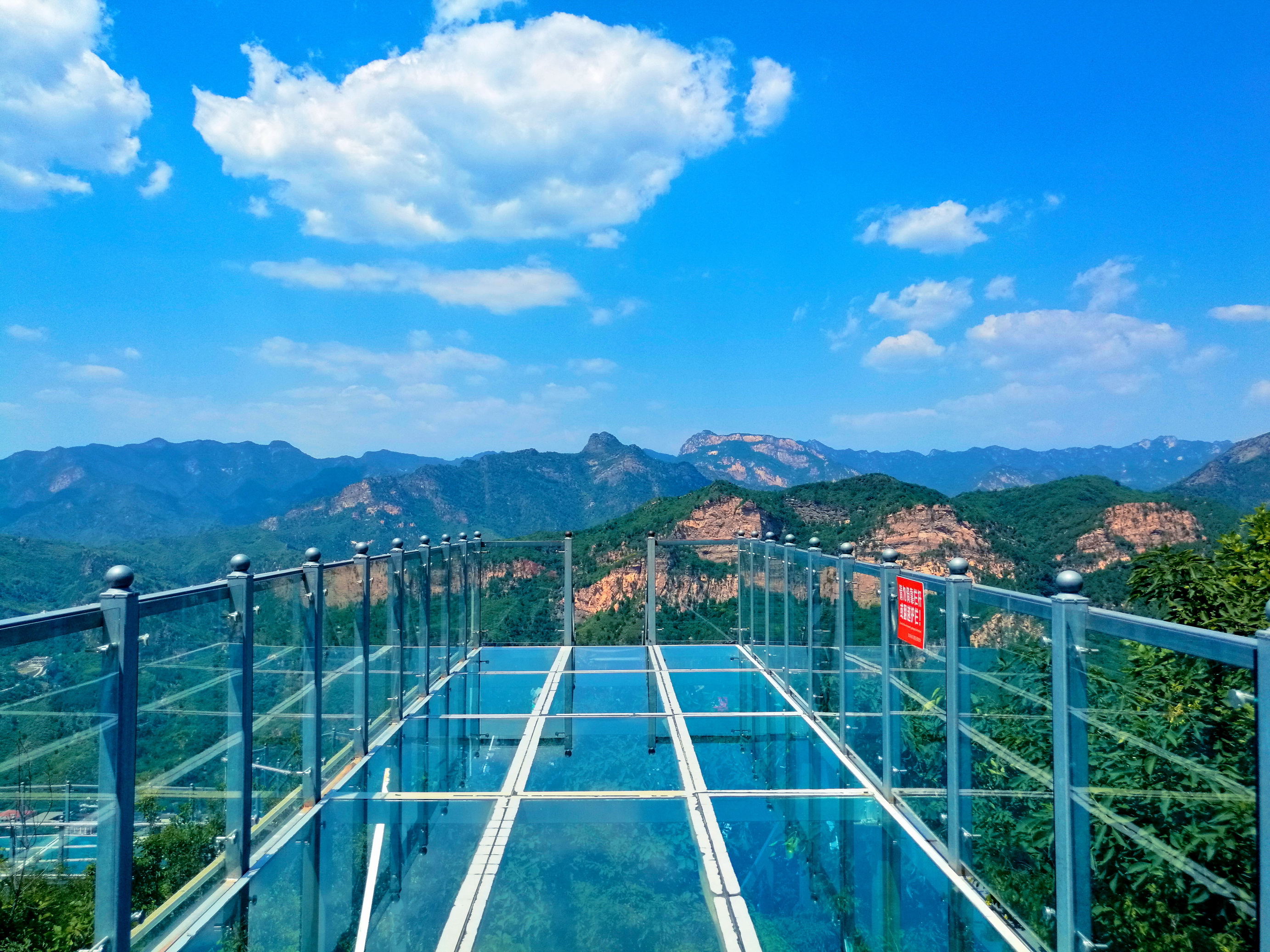 沿着山间步行台阶往顶峰走,就是清凉谷风景区玻璃栈道了,它建在景区的