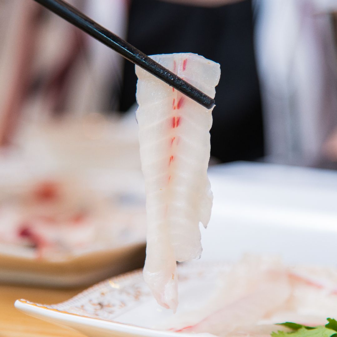 清甜脂香但經過脆肉鯇飼養方式的原因一般魚腩都是土腥味較重的部位脆