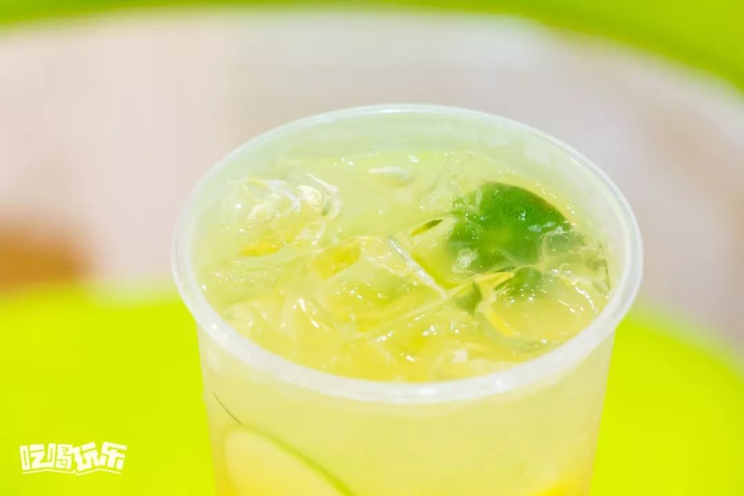 高冷的金桔柠檬酸似乎有些小淘气冰爽酸甜的口感无限刺激味蕾晶莹剔透