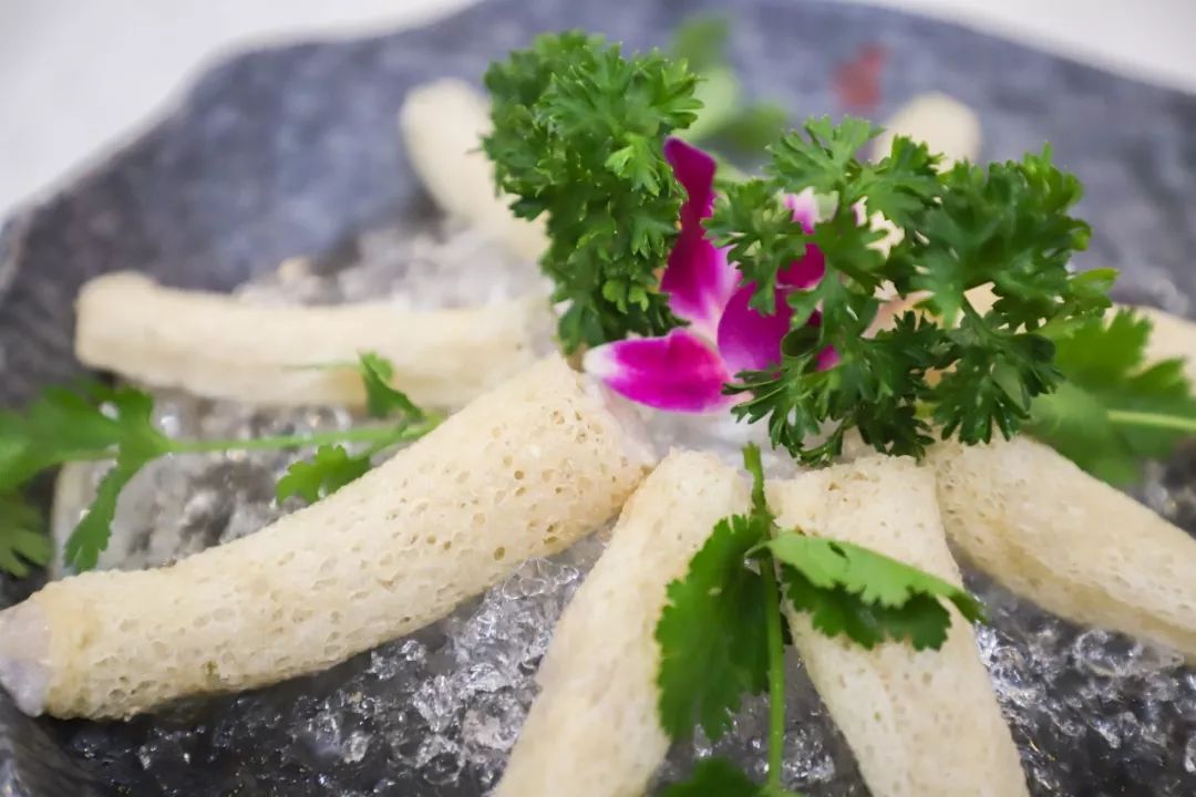 竹荪 营养价值很高,富含蛋白质,外面的竹荪吸饱汤汁,里面镶的虾好爽弹