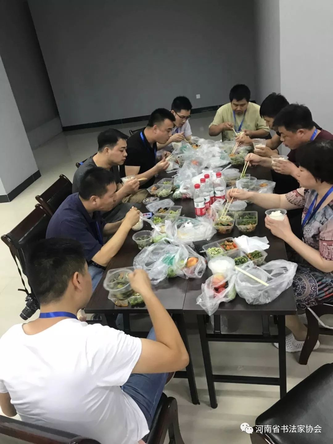 对有争议作品进行复议合议评委在获奖名单上签名评委监委合影留念