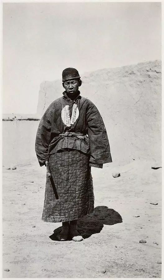 不敢相信,一百多年前的晚清衙役穿的破破烂烂,比乞丐稍微强一点_衣服