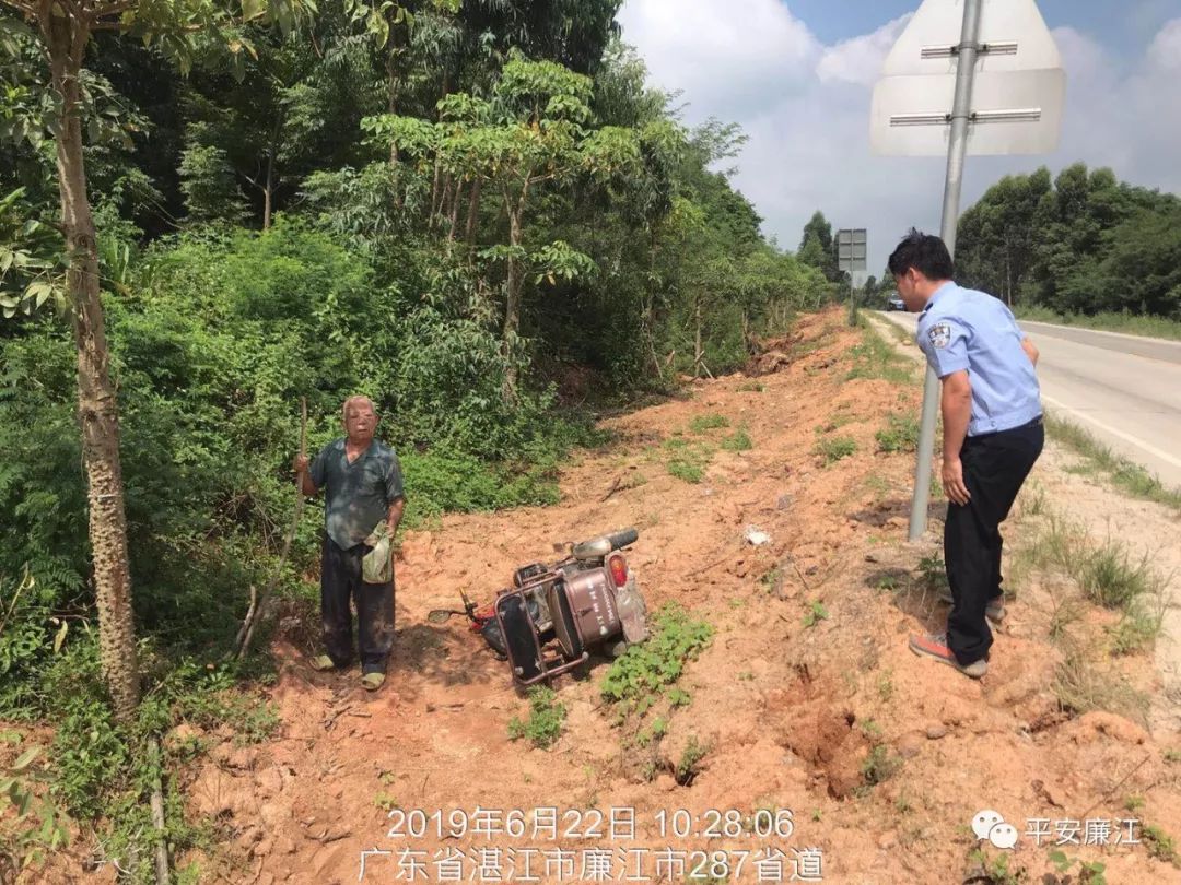 廉江呢个老人骑车翻进路沟里,三轮朝天.