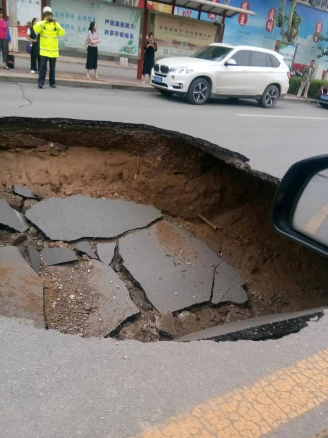 辽宁沈阳路面塌陷图片