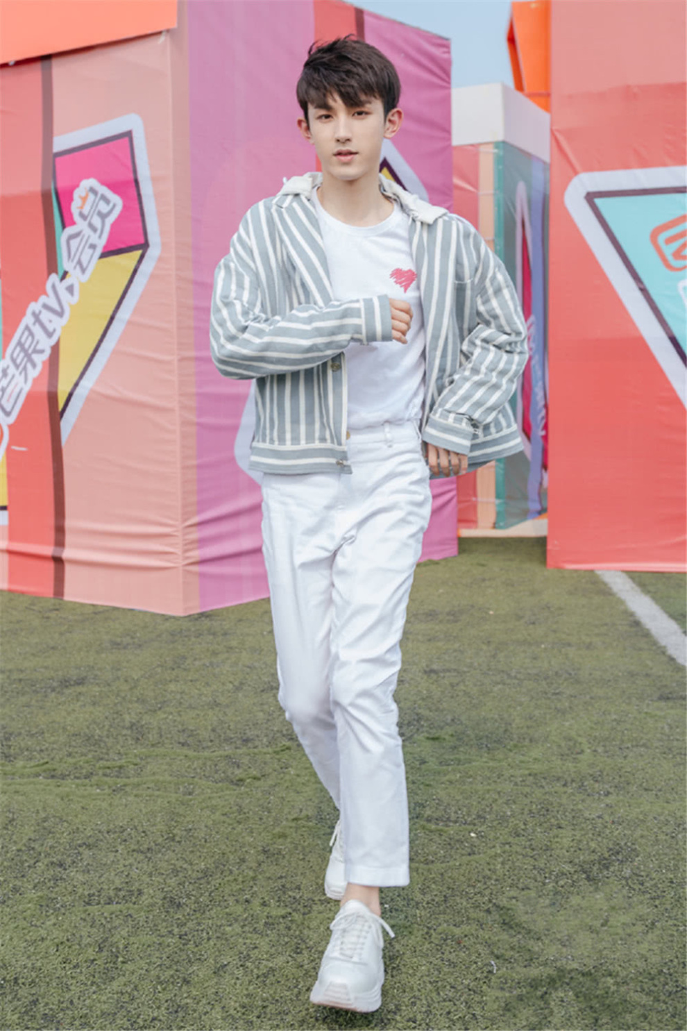 钱三一是个时尚boy郭俊辰私服清爽帅气穿成少年们的典范