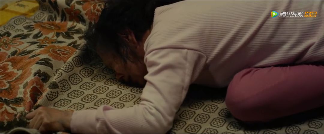 张君奉帮妻子洗衣服的时候,发现她的裤裆上满是血,还喊肚子疼.