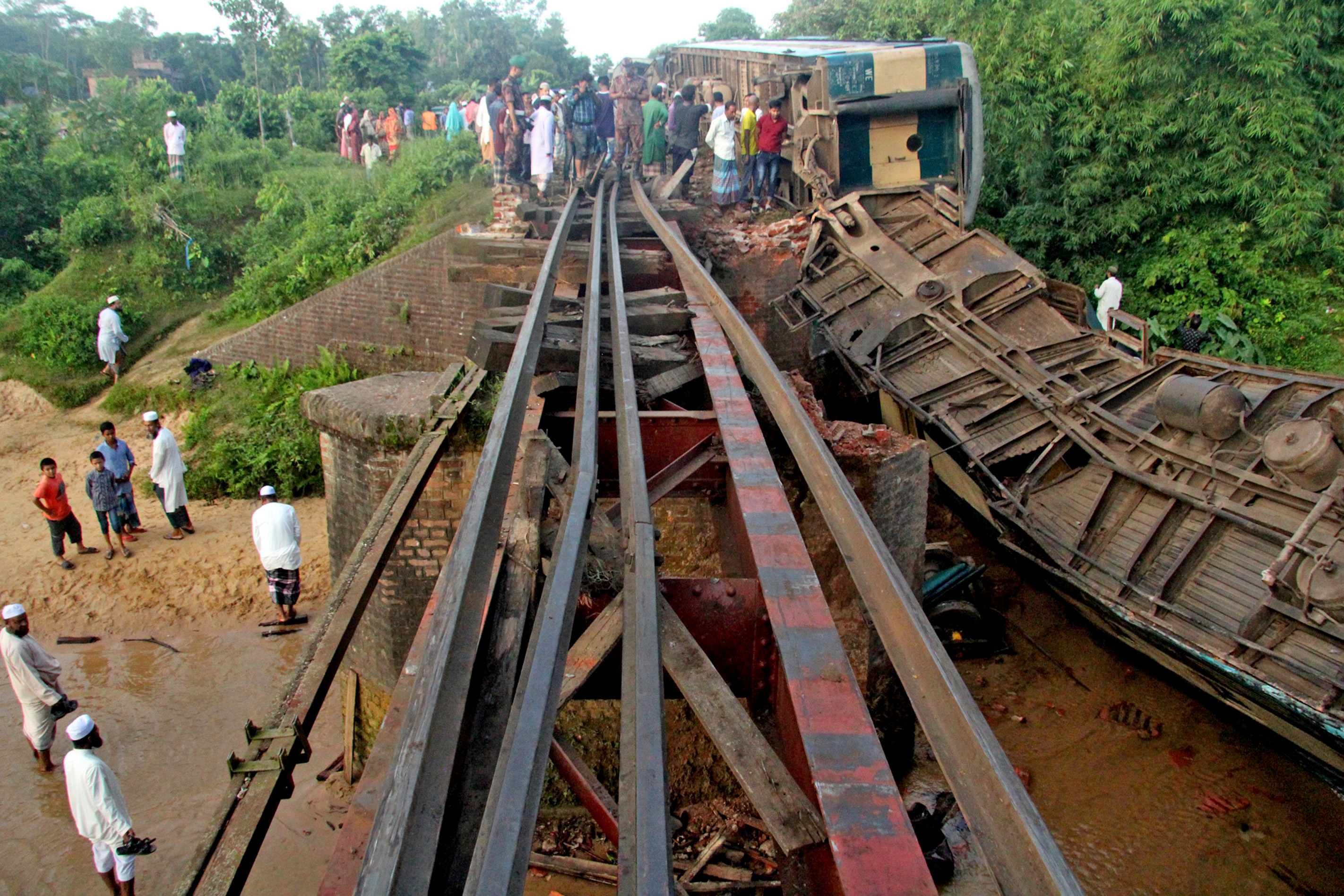 孟加拉国一客运列车脱轨造成至少4人死亡