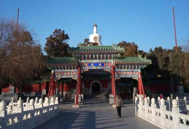 宫史》所说"北驾石梁,制如金鳌玉蝬",一座和金鳌玉蝬桥相似的三洞石桥