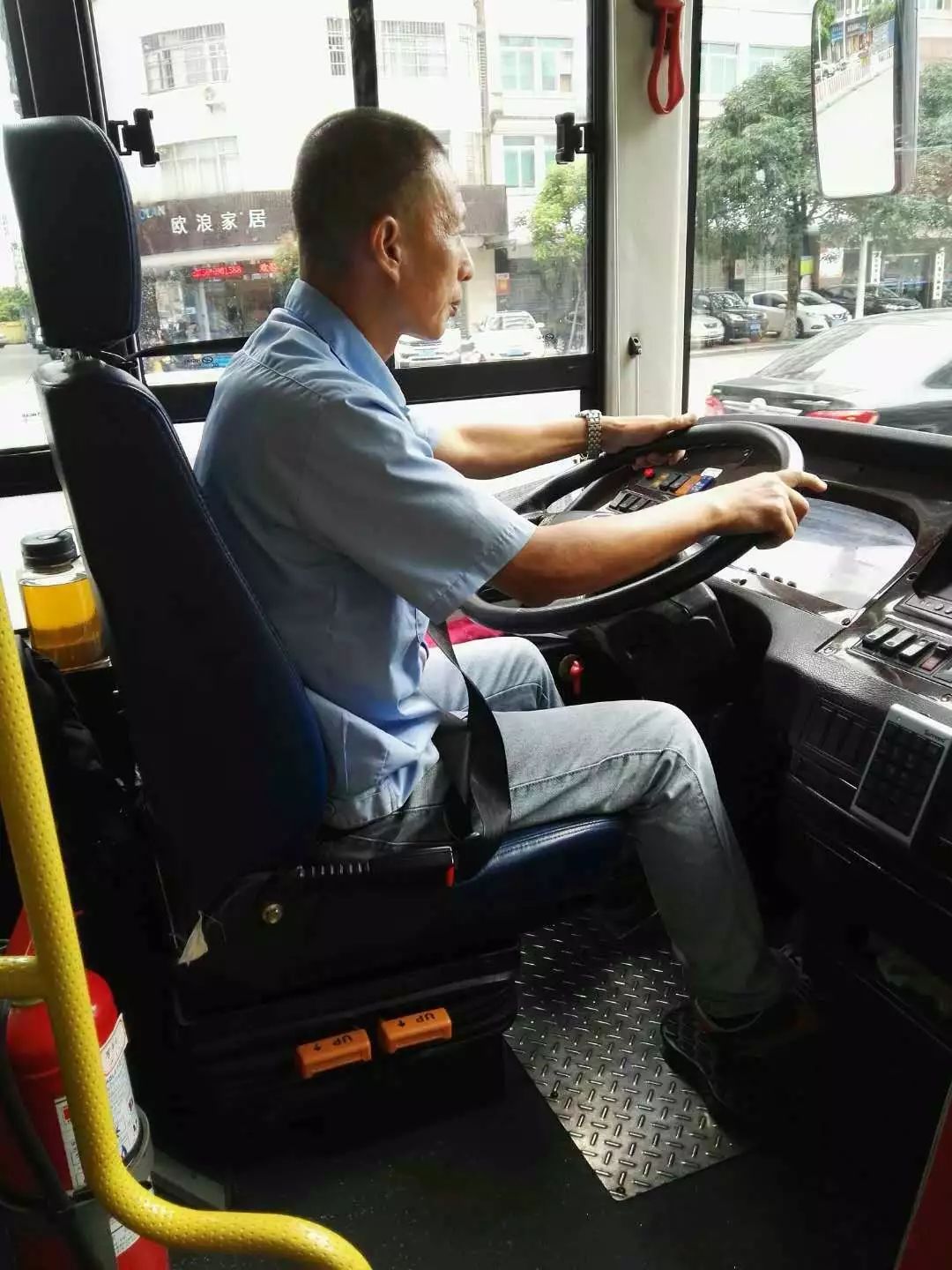 正能量肇庆32路公交车司机化身为父全城为你点赞