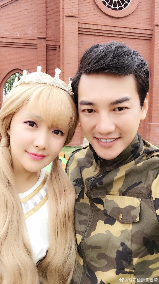 在袁奇峰活跃起来之后,他又和黑魔仙小月的扮演者周娇一起录制了综艺