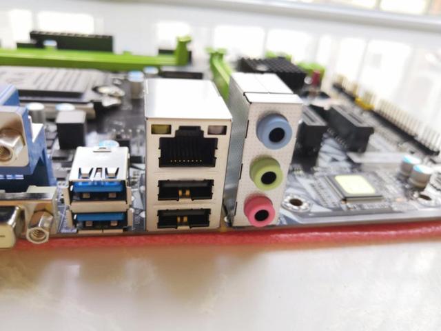 在其他接口方面,则是保留usb3.1 与usb2.