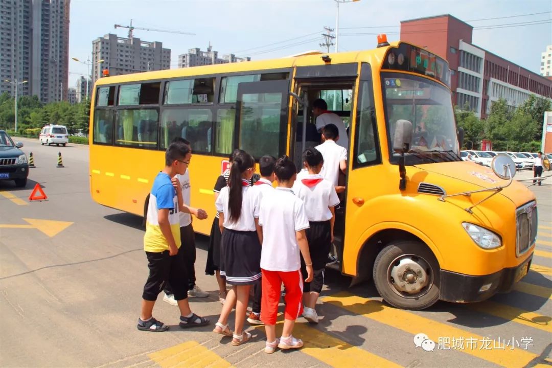 肥城市校车道路安全事故应急演练在龙山小学凤山校区举行