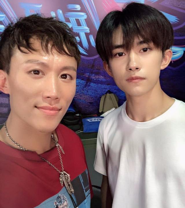 和选手合照变移动的人体立牌,易烊千玺:我是莫得感情的合照机器