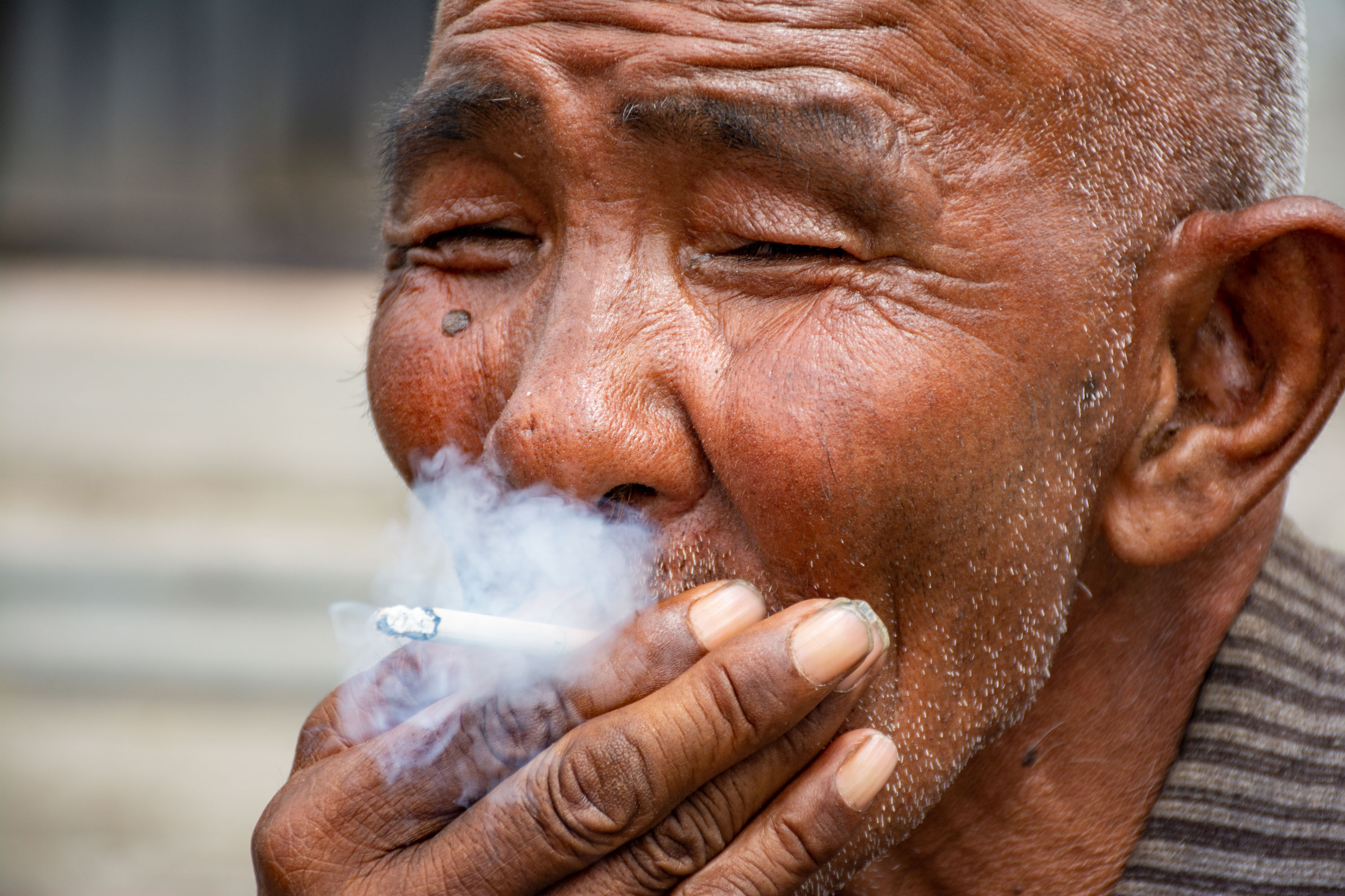 七十岁的"蛤蟆"在当地无人不知,回头率胜过美女,最爱抽烟喝酒_道口