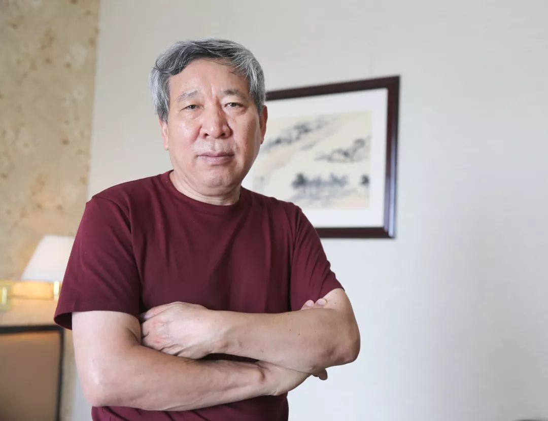 阎连科生活如此冒犯我们每个人专访视频