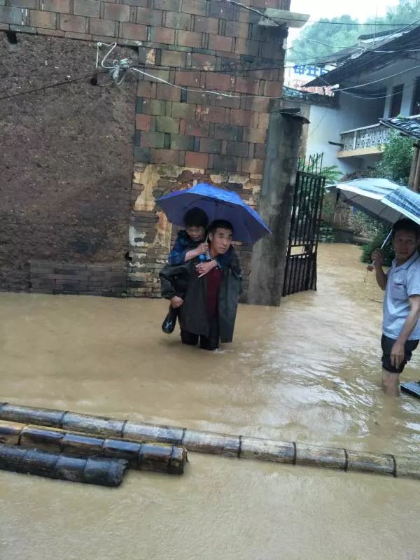 灾情发生后,正在驻村的县领导江建华,余向红迅速组织