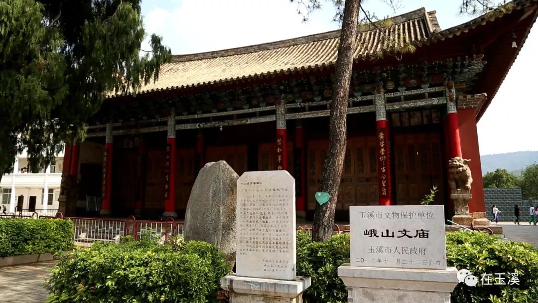 记者们一早就赶到了峨山县双江小学.